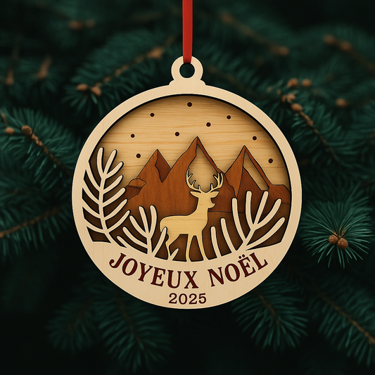 Boule de Noël en bois – "Joyeux Noël 2025" – Cerf & Montagnes